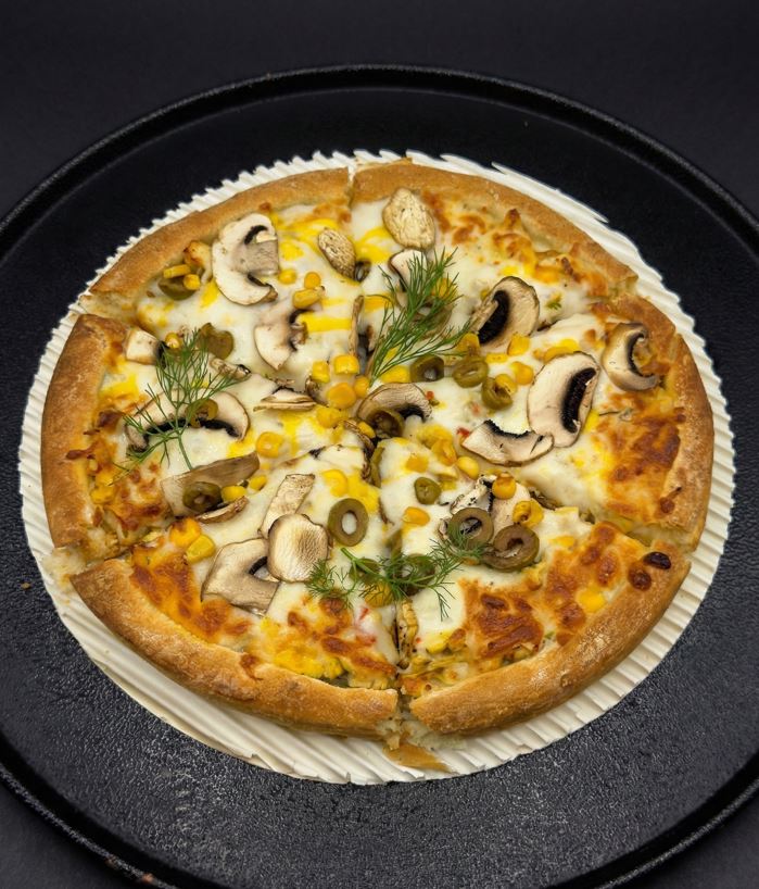 سس گوجه، پنیر موزارلا، گوجه‌فرنگی، قارچ، فلفل دلمه‌ای، ذرت، زیتون